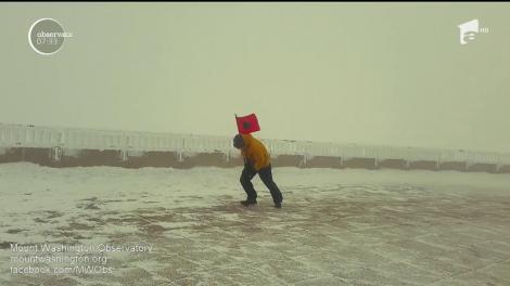 Imagini cu un meteorolog american doborât de vânt au fost surprinse la o staţie meteo din Statele Unite