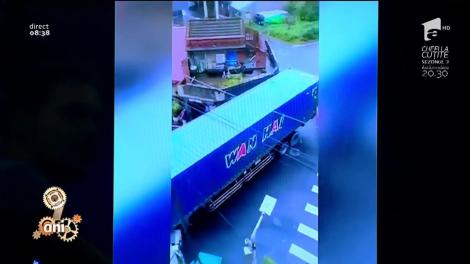 Pălăria jos pentru acest şofer de TIR. Reuşeşte să întoarcă un mastodont cu remorcă între două case: "Să vezi ce pleacă, acum, cu jumătate din  balcon"