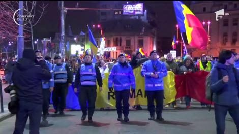 Piaţa Victoriei revine în prim planul protestelor. Seara trecută, peste 2.000 de oameni au mărşăluit până Casa Poporului şi au cerut demisia Guvernului Grindeanu