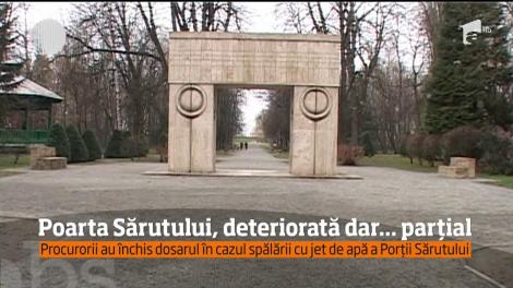 La mai bine de doi ani de când un angajat a spălat cu un jet de apă Poarta Sărutului din Târgu Jiu, procurorii au clasat dosarul pe motiv că distrugerea. nu a fost chiar atât de gravă