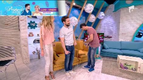 Dani Oţil, amintiri "prețioase". Matinalul a fost și el, odată, îndrăgostit: "O săptămână, fără să merg la toaletă, am bălit la fata aia de a 12-a. Era creață, brunetă, un nas cârn". Răzvan: "Dă-o naiba de coincidență"