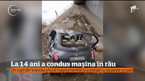 A furat maşina familiei şi a reuşit să cadă de pe un pod în albia secată a unui râu!