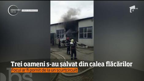 Incendiu violent într-o hală din Băicoi, județul Prahova