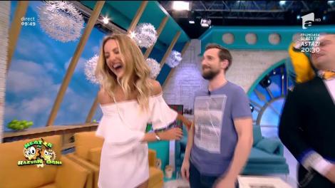 Flavia s-a sărutat, în direct, cu un "invitat"! Dani Oţil a privit șocat: "A pus limba!"