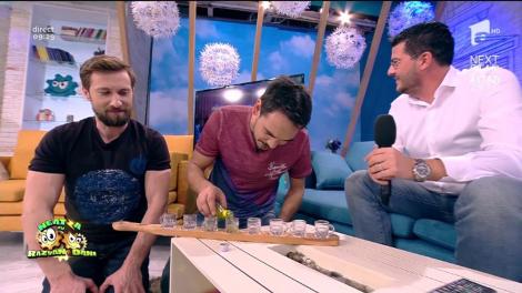 Răzvan şi Dani, la un pahar de... afrodisiac. Și-au încântat papilele gustative cu un pui de cobră, în direct: "Ce naște din cobră, șoareci mănâncă"