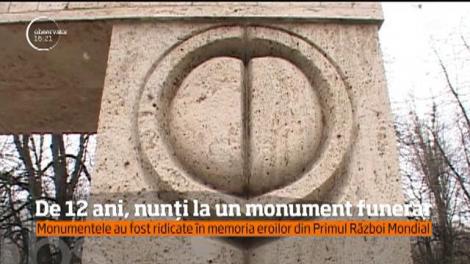 De 12 ani, în Târgu Jiu se fac nunți la un monument funerar