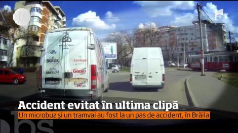 Un microbuz și un tramvai, la un pas de accident