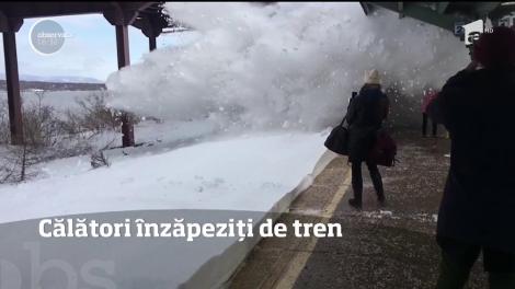 Călători înzăpeziți de tren