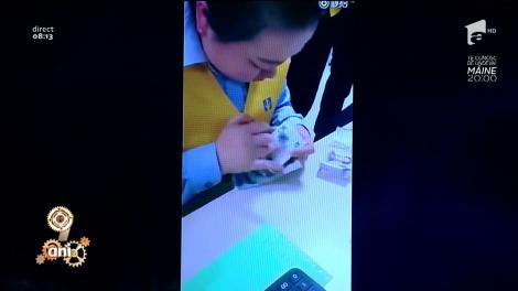 Smiley News: Chinezii au înlocuit maşinile de numărat bancnote cu.. femeile. Doamna lucrează ieftin și "la viteză":  "Scoate și sunetul ăla de mașinărie"