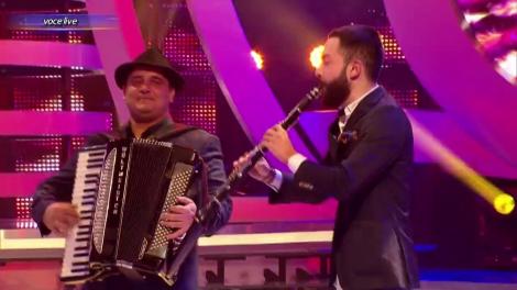 Ce show, ce mișcări! Celebra "Dicto mamo chi bari" a răsunat, la propriu: ”Lăutarul” Bianca Sârbu și-a tras pălărie și a ”condus” Mahala Rai Banda