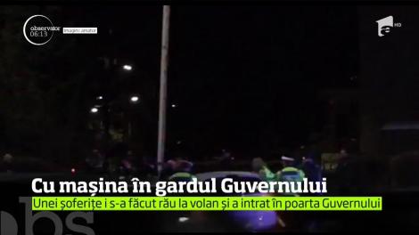 O femeie a intrat cu maşina direct în gardurile Guvernului