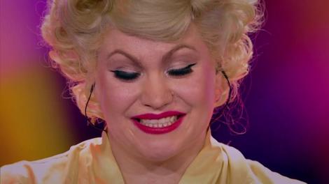 April O`Peel și-a scos costumul de găină și ne-a arătat... burlescul femeii cu forme!