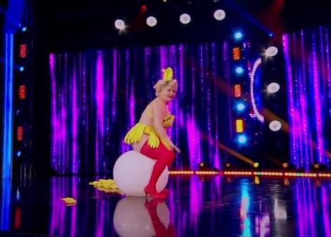 ”Până când și-a dat jos sutienul, am crezut că-i bărbat!”April O`Peel și-a scos costumul de găină și ne-a arătat... burlescul femeii cu forme!