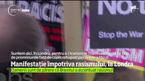 Mii de oameni au ieşit pe strazile din Londra pentru a milita împotriva rasismului