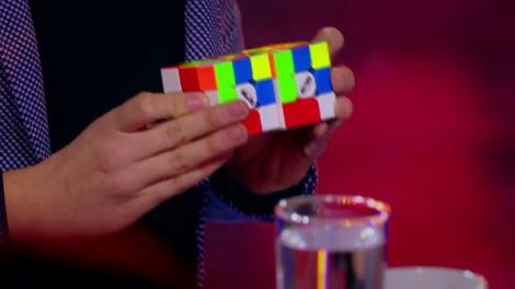 Flavian Glonţ a poziţionat culorile identic pe două cuburi Rubik