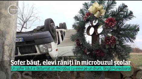 Băut bine la ora şapte dimineaţa, un şofer de microbuz din Hunedoara a pus în pericol viaţa a 17 elevi pe care îi ducea la şcoală. Într-o curbă, maşina s-a răsturnat în şanţ