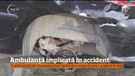 O ambulanţă a lovit în plin o maşină, al cărei şofer a încercat să forţeze depaşirea