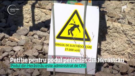 Podul de cale ferată din parcul Herăstrău a fost înţesat de mesaje de atenţionare după ce un alt tânăr s-a electrocutat