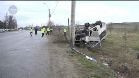 Un microbuz cu 17 elevi s-a răsturnat într-un şanţ, în localitatea Cristur din Hunedoara