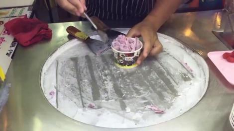 Înghețată ca în Est. Modul spectaculos în care este preparată te va face să te lingi pe degete. Rezultatul final?  Neașteptat și delicios