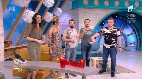 Le-a ieşit şi nu prea! Un nou experiment la "Neatza". Răzvan şi Dani, într-o competiţie de zile mari: câte bile de ping pong pot băga în pahare pline cu apă