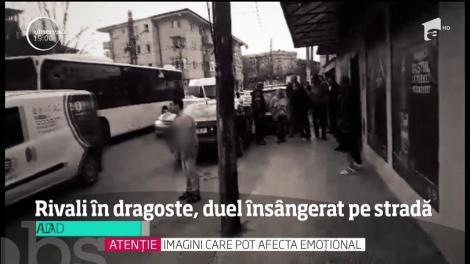 Şocant! Filmat în timp ce se plimbă, pe stradă, cu un cuţit în piept