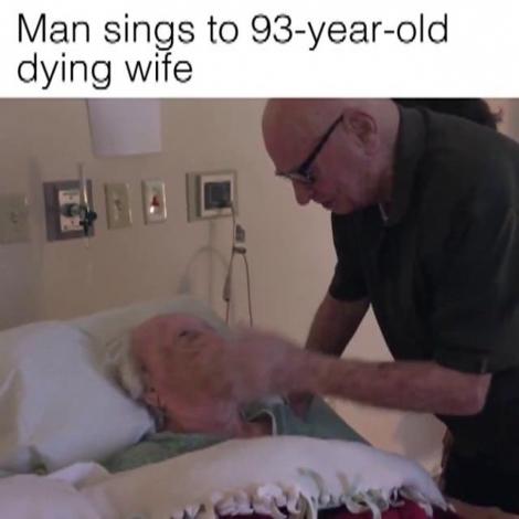Dragoste adevărată, până în ultima clipa! Un bărbat îi cântă îndurerat soției de 93 de ani, aflată pe moarte. Copiii plâng pe înfundate. Îți este imposibil să nu verși măcar o lacrimă...