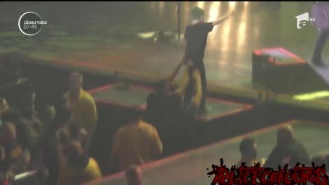 Membrii trupei Green Day au încercat să-şi surprindă un mic fan, într-un concert.