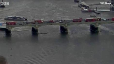 Atenţie, imagini cutremurătoare! Momentul în care românca rănită în atentatul de la Londra se aruncă peste pod, surprins de camerele de supraveghere