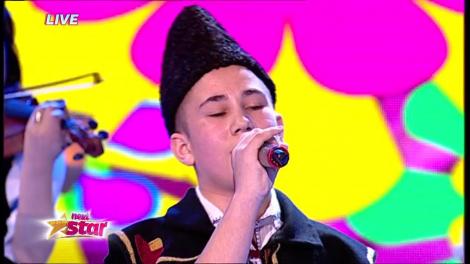 Marius Bîzgan și-a văzut visul cu ochii! A cântat o melodie din repertoriul folcloric,alături de artistul Florin Vasilică, și i-a impresionat pe jurați: ”Băiatul ăsta e un talent pur!”