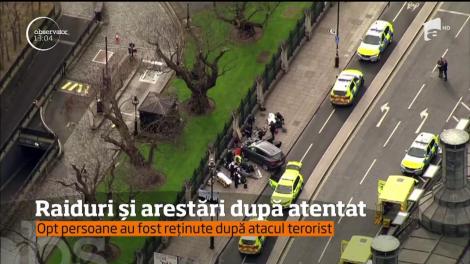 În timpul nopţii, poliţia londoneză a făcut un raid în Birmingham şi a arestat opt persoane, care ar avea legătură cu atacul terorist