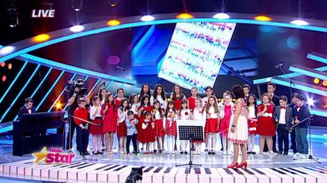 "O sole mio", pe 30 de voci înrudite între ele!! Corul "Clopoțeii veseli" ne-au umplut scena și sufletele. CRBL: “Trupa verișorilor, ești nebun?”