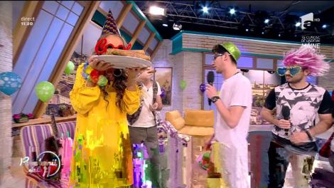 Băieţii de la "Noaptea Târziu" au adus "tortul studenţilor" la petrecerea de la "Prietenii de la 11". Au mâncat, au dansat şi au cântat cea mai recentă piesă - "Am belit-o"