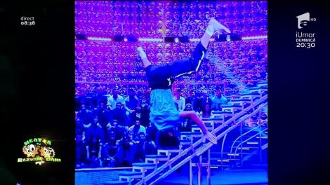 Smiley News: Nu, nu e glumă, nu e Photoshop! S-a săturat să le urce la picior şi a bătut recordul urcatului scărilor în... cap