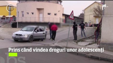 Un traficant a fost săltat de ofiţerii DIICOT în timp ce le vindea droguri unor adolescenţi, într-o Piaţă din Dej