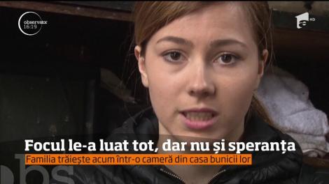 O lecţie de viaţă vine din judeţul Bacău! Deşi un incendiu le-a spulberat casa, doi părinţi şi trei copii sunt fericiţi că au scăpat cu viaţă