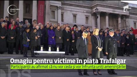 O adunare emoţionantă în memoria victimelor atentatului de la Londra a avut loc în piaţa Trafalgar