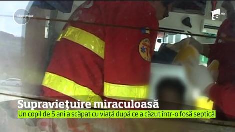 Un copil de 5 ani din Bistriţa-Năsăud a scăpat cu viaţă după ce a căzut într-o fosă septică