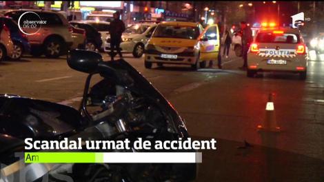 În încercarea de scăpa din mâinile unor clienţi agresivi, un taximetrist a oprit maşina şi s-a grăbit să coboare. Un motociclist a lovit portiera deschisă brusc