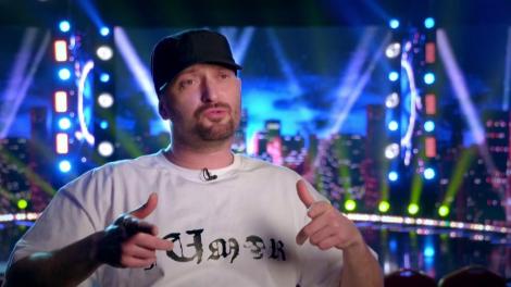 Jos textila, jos coaja de pe OMUL-BANANĂ! Năstrușnica Delia l-a lăsat fără haine pe Andreas Delirio. Vai, vai, ce priveliște!