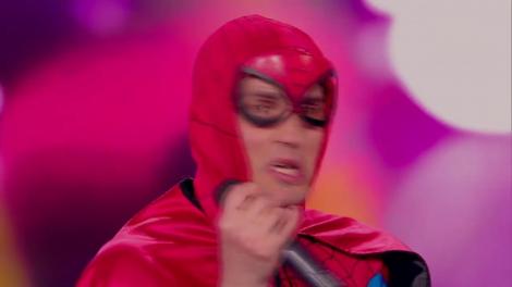 În costum de Spiderman, Pepino de România a făcut tumbe! Cheloo: „Un alt nebun care a pătruns printr-o spărtură într-un zid al platoului!”