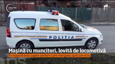 Şapte oameni au scăpat cu viaţă de dimineaţă după ce maşina în care se aflau a fost lovită în plin de o locomotivă