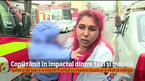 Un băiat de 7 ani a ajuns la spital după ce taxiul în care era cu mama şi fratele lui mai mic s-a izbit frontal de alt autoturism