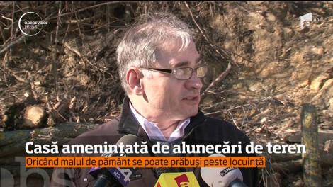 Casă amenințată de alunecări de teren