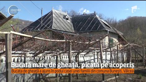 Acoperiș distrus de o bucată de gheaţă căzută din cer!