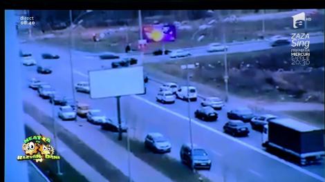 Smiley News: Cel mai "şmecher" şofer. Vezi aici cum scapă de un ambuteiaj