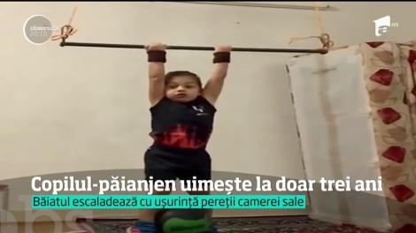 Imagini ireale. Copilul-păianjen escaladează cu ușurință pereții camerei sale