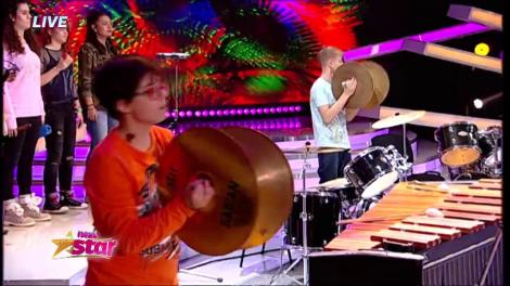 Să fie gălăgieeeee... Tinerii de la „Alpin” au ridicat percuția la gard de artă. Și unde mai pui că sunt și olimpici!