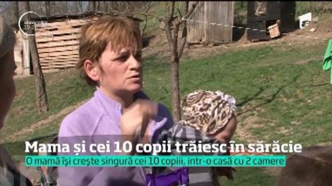 O mamă își crește singură cei zece copii, într-o casă cu două camere!
