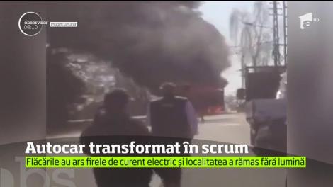 Autocar plin cu elevi, transformat într-o torță!